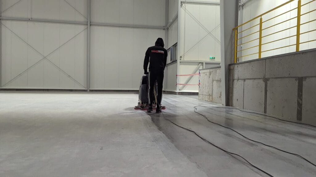 Sprzątanie maszynowe posadzki obiektu biurowo-magazynowego dla firmy Halbud,