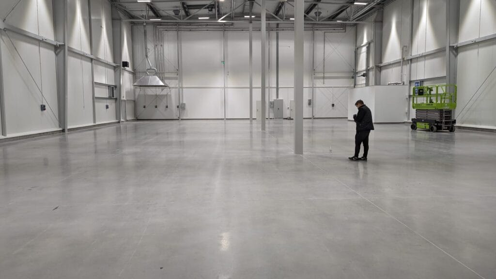 Sprzątanie obiektu biurowo-magazynowego dla firmy Halbud, widok na halę produkcyjną