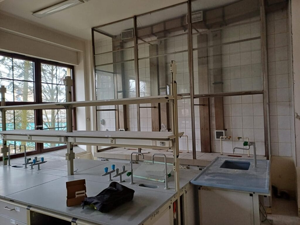 Sprzątanie specjalistyczne po remoncie Instytutu Chemii dla Grupy KDM