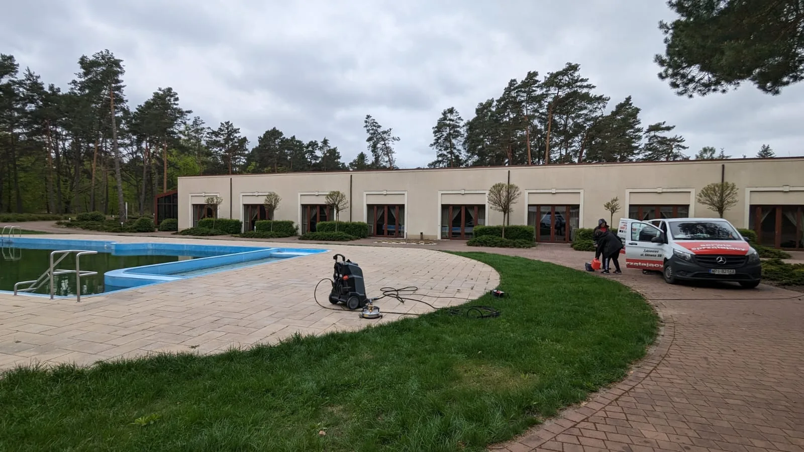 Mycie kostki w parku biznesowym LAS WODA