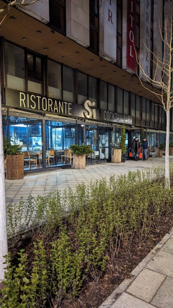 Sprzątanie w Restauracji SI przy ul. Marszałkowskiej. Widok z zewnątrz.