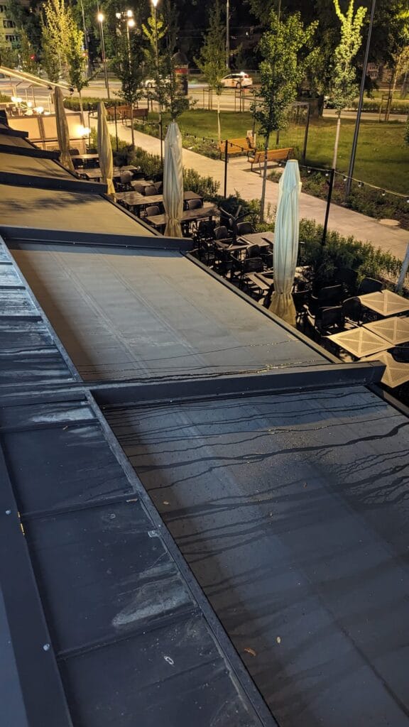 Sprzątanie Restauracji SI przy ul. Marszałkowskiej. Widok z dachu obiektu.