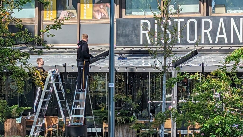 Sprzątanie Restauracji SI przy ul. Marszałkowskiej. Widok obiektu z zewnątrz.