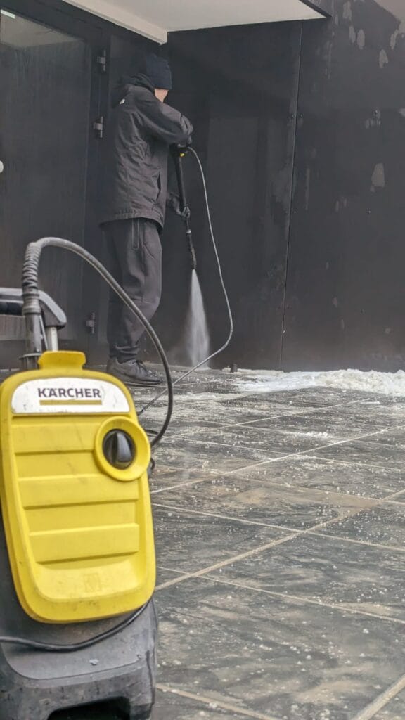 Sprzątanie pobudowlane hallu w apartamentowcu na Wilanowie