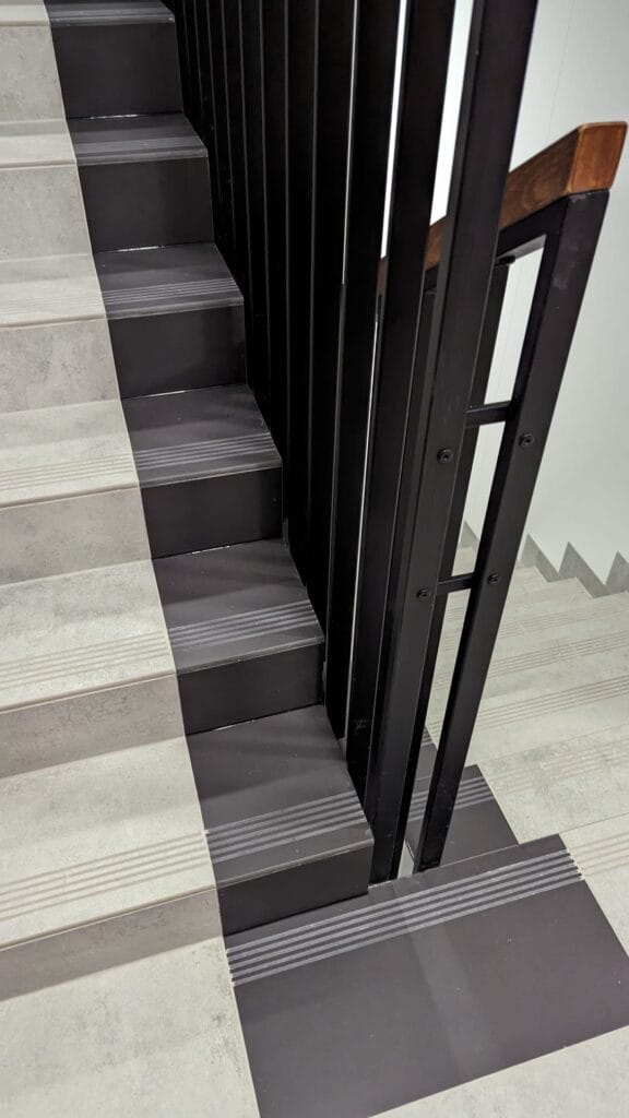 Klatka schodowa w apartamentowcu na Wilanowie