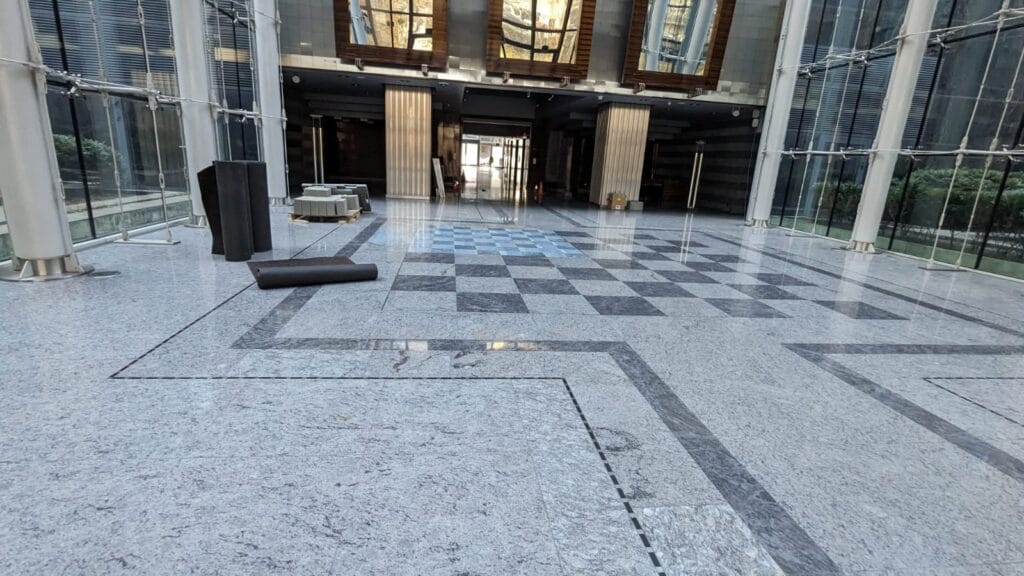 Sprzątanie V Tower dla produkcji filmowej