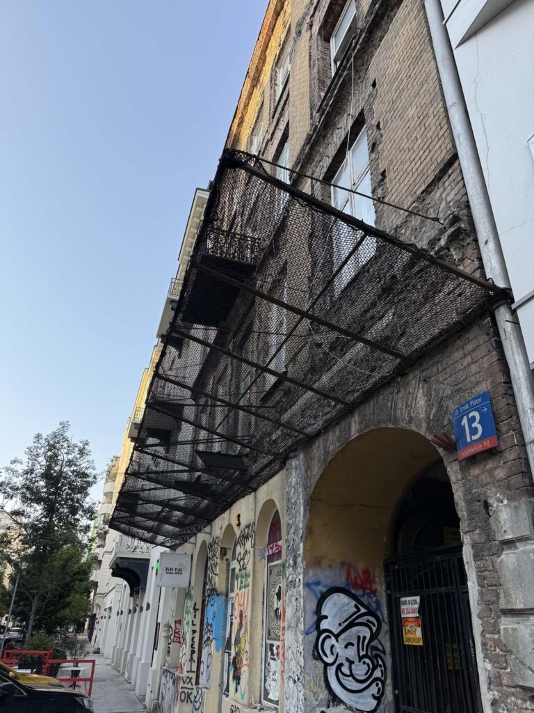 Zabezpieczenie przy użyciu siatki otoczenia budowy przed spadającymi przedmiotami