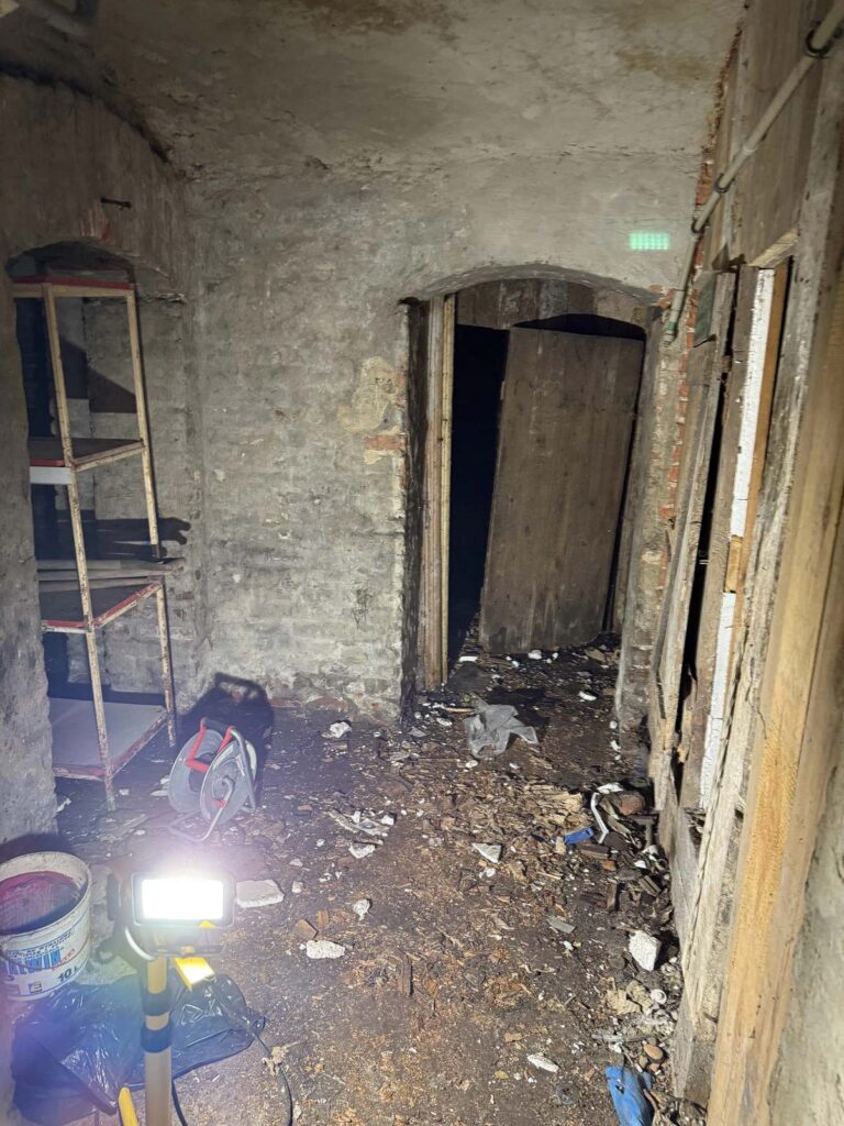 Opróżnianie piwnic. Z powodu braku zasilania w budynku wykorzystane zostały agregaty prądotwórcze i naświetlacze LED. Emilii Plater 13