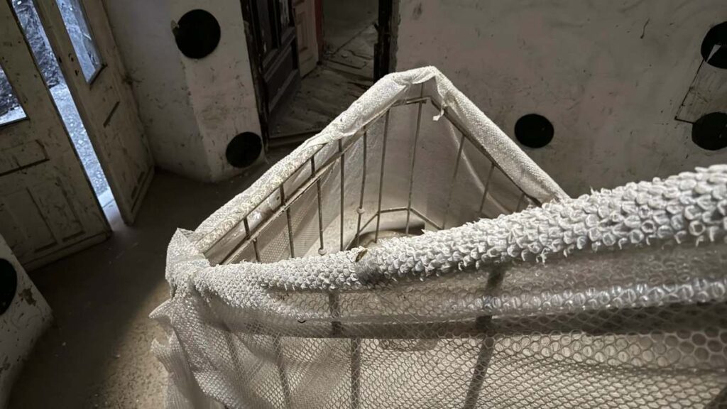 Zabezpieczenie metalowej balustrady na czas wykonywanych prac w budynku przy Emilii Plater 13 w Warszawie