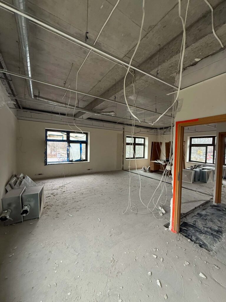 Demontaż sufitu podwieszanego, usuwanie wykładziny z zeszlifowaniem kleju, burzenie ścianek działowych oraz uporządkowanie i wyniesieniem odpadów do kontenera