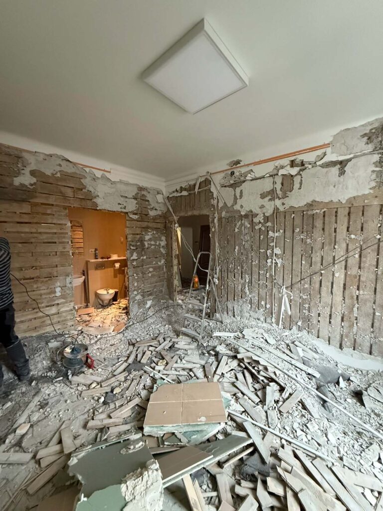 Demontaże ścian oraz podłóg przed remontem biura w Warszawie przy ul. Nowy Świat