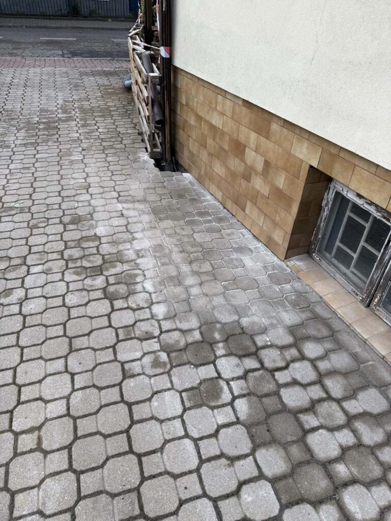 Przygotowanie podłoża i układanie kostki po wykonanym wykopie