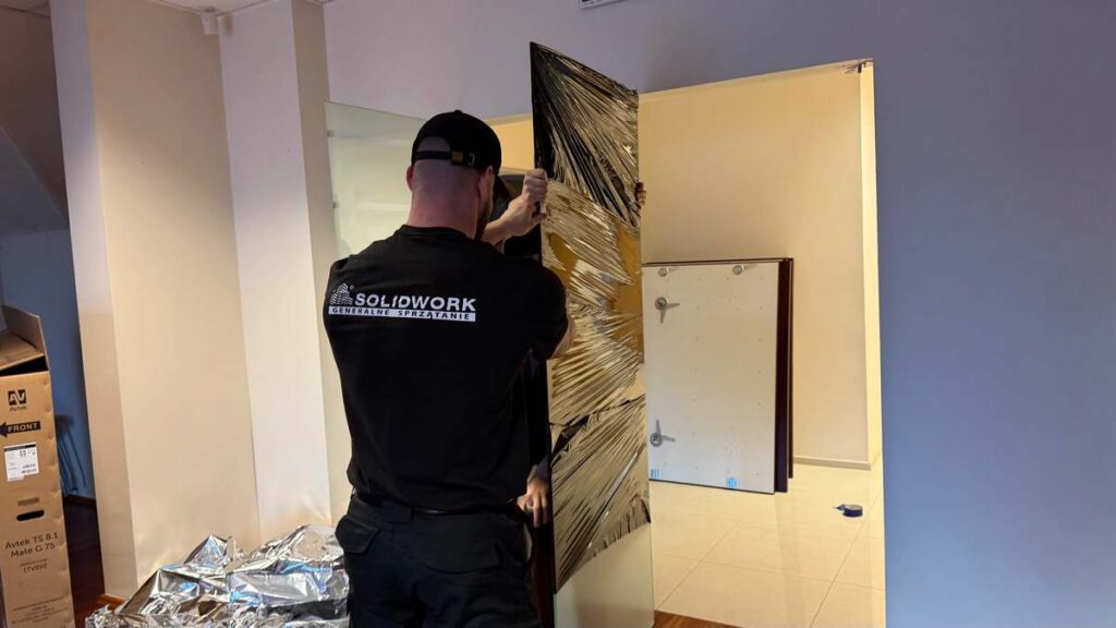 Zabezpieczanie szklanych drzwi po ich demontażu