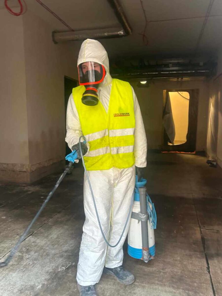 Oprysk chemiczny i dezynfekcja posadzki po zalaniu szambem