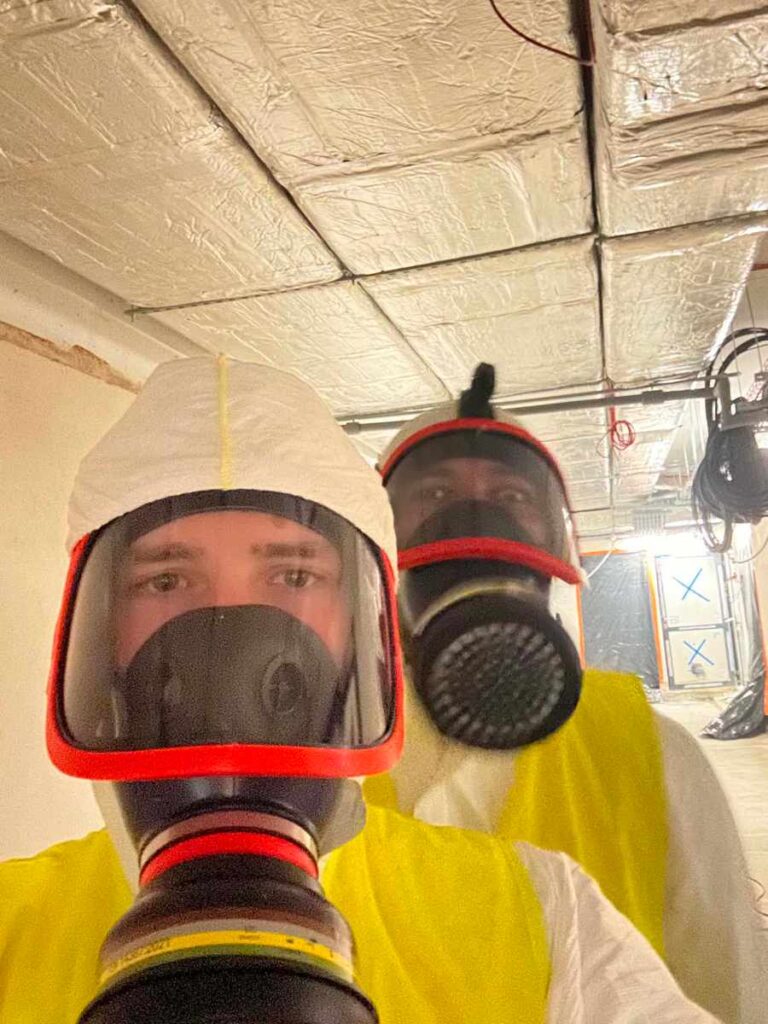 Zespół specjalistów firmy Solid Work w maskach pełnotwarzowych